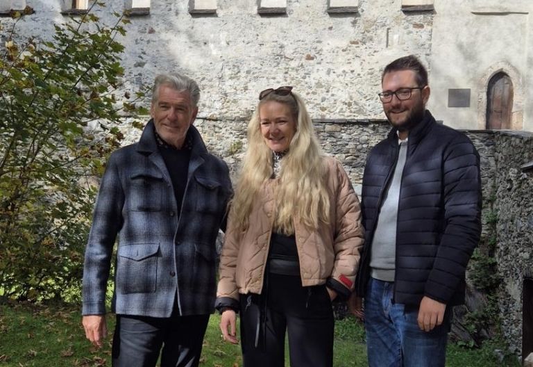 Schauspieler Pierce Brosnan zu Besuch auf Schloss Bruck  