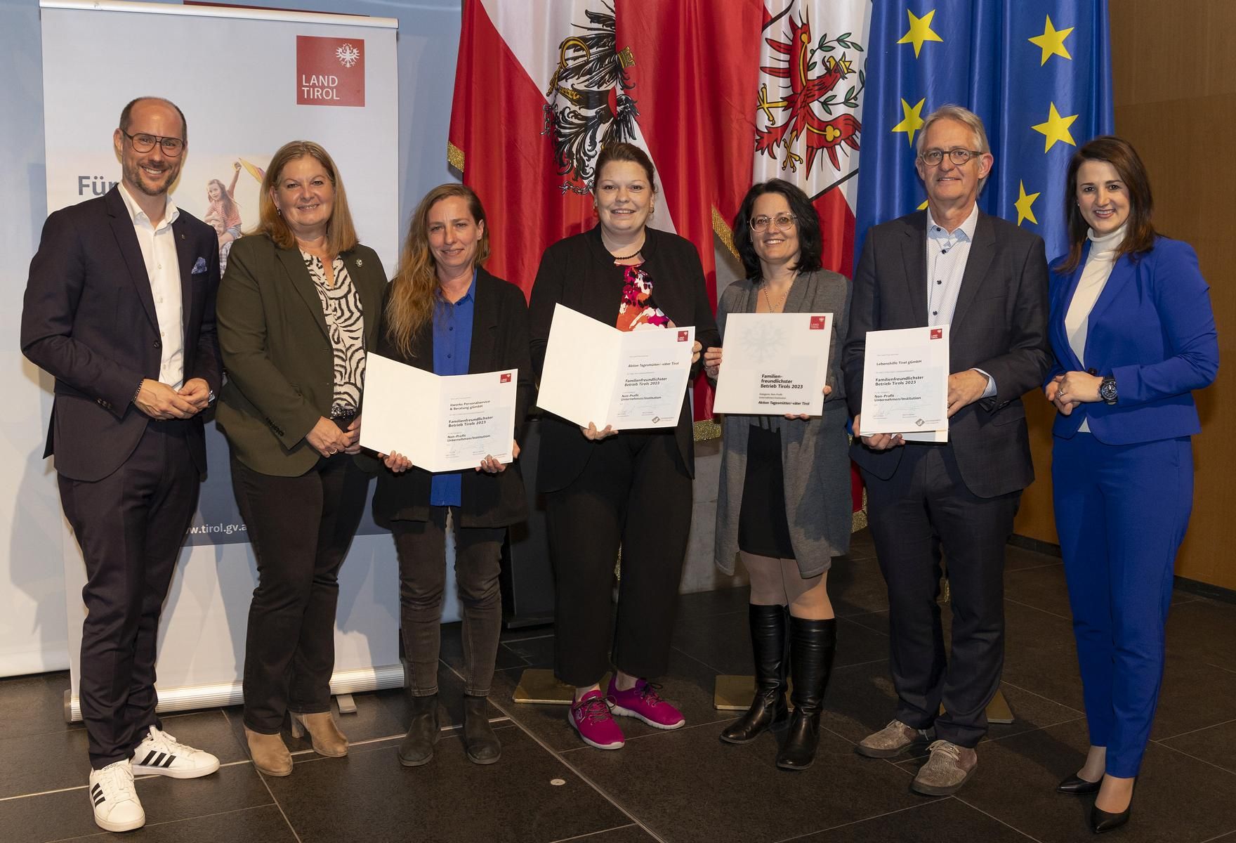 Die Top-3-Platzierten der Kategorie "Non-Profit_Unternehmen" mit Familienlandesr&auml;tin Astrid Mair (re.) und Wirtschaftslandesrat Mario Gerber (li.) Foto: Land Tirol/Die Fotografen
