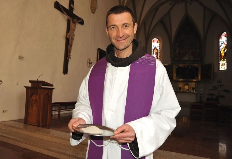 Pater Ren&eacute; musste Amt als Schulseelsorger niederlegen