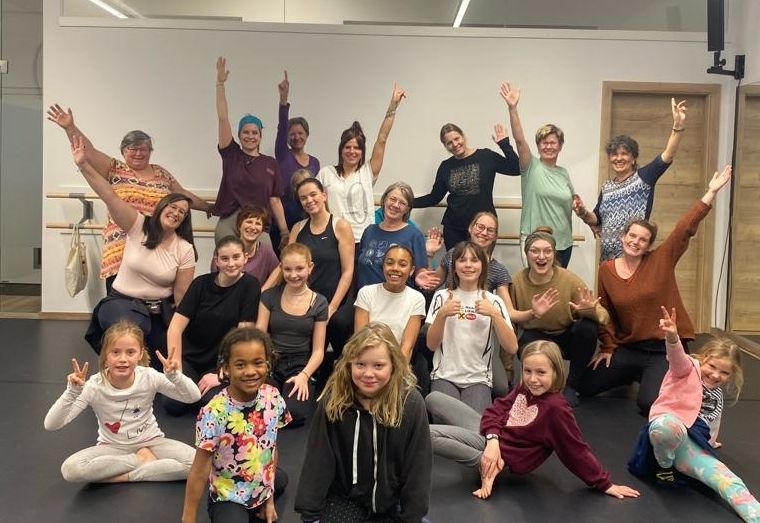 Tanzperformance gegen Gewalt an M&auml;dchen in Lienz