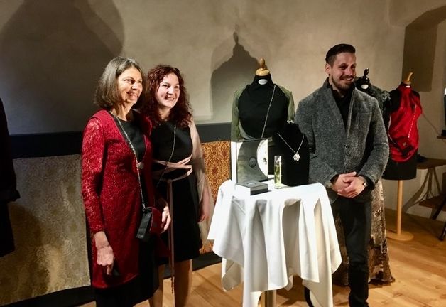 Annas &bdquo;Kleines Schwarzes&ldquo; im Zeichen der Lienz Rose