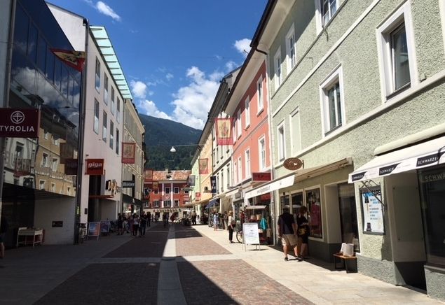 An langen Donnerstagen in Lienz flanieren und shoppen