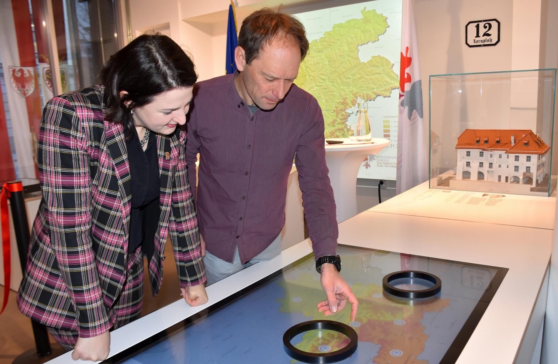 Sicherheitslandesr&auml;tin Astrid Mair und Patrick Nairz (Lawinenwarndienst Tirol) testen die interaktiven Info-Elemente im Euregio-Infopoint in Innsbruck, Foto: Land Tirol/Gerzabek