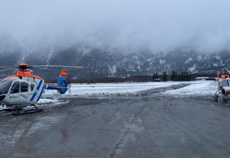 Auch Hubschrauber erkunden wieder die Lage