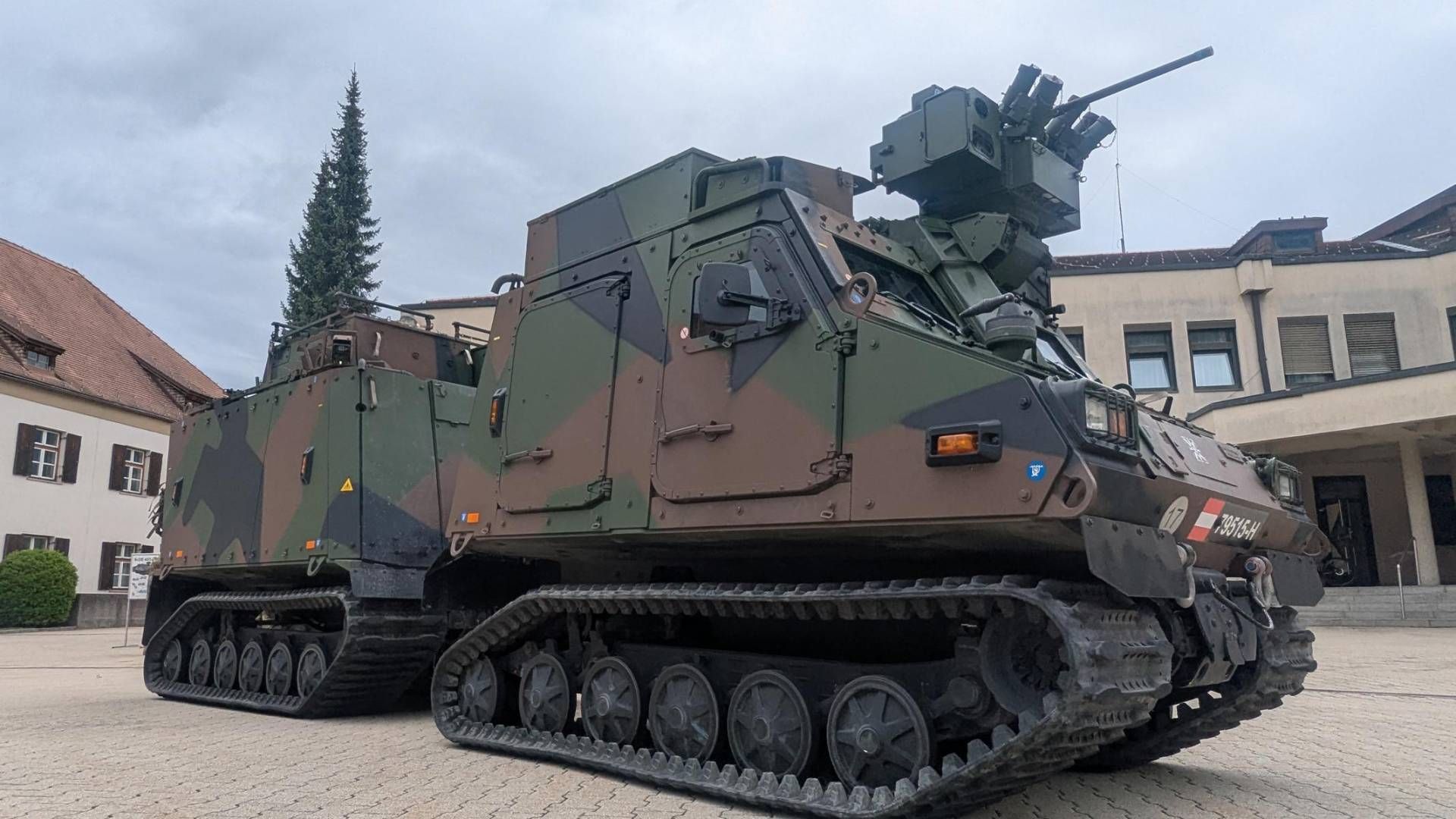 Hochbeweglich: Ein H&auml;gglund Panzerfahrzeug f&auml;hrt &uuml;ber den Vorplatz Foto: Knorr