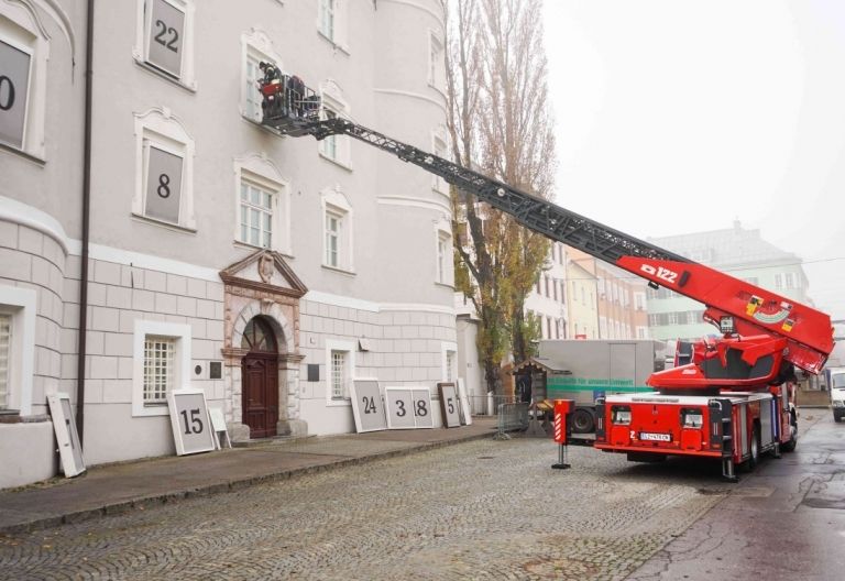 Osttirols gr&ouml;&szlig;ter Adventkalender h&auml;ngt wieder an der Liebburg