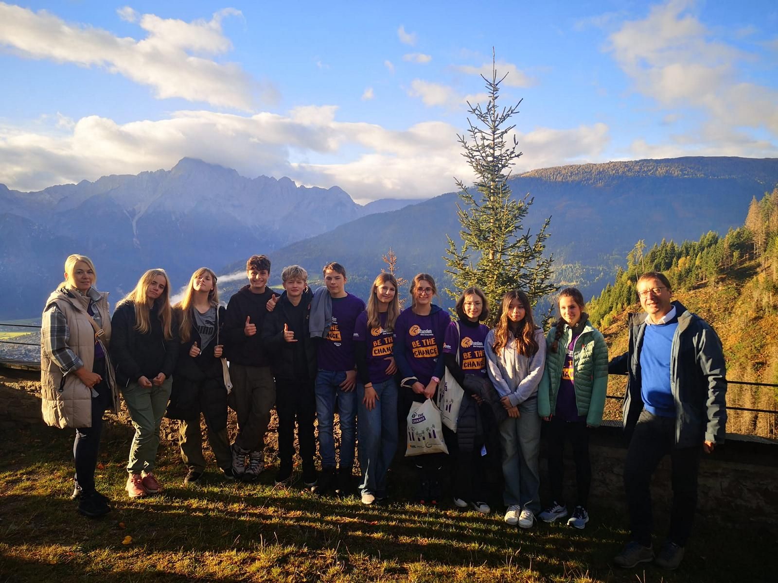 Die Projektgruppe vom Paulinum Schwaz am Friedensweg mit Dekan Franz Troyer (re). Foto: 72h-Team