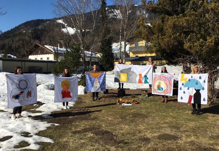 Sch&uuml;lerinnen gestalten Jahrestuch f&uuml;r Krankenhauskapelle