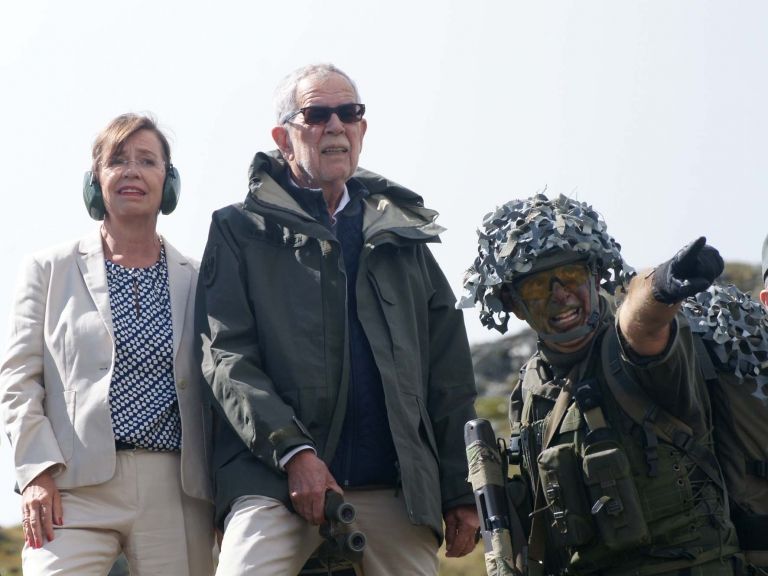 Hoher Besuch bei Tiroler Hochgebirgsj&auml;ger-&Uuml;bung