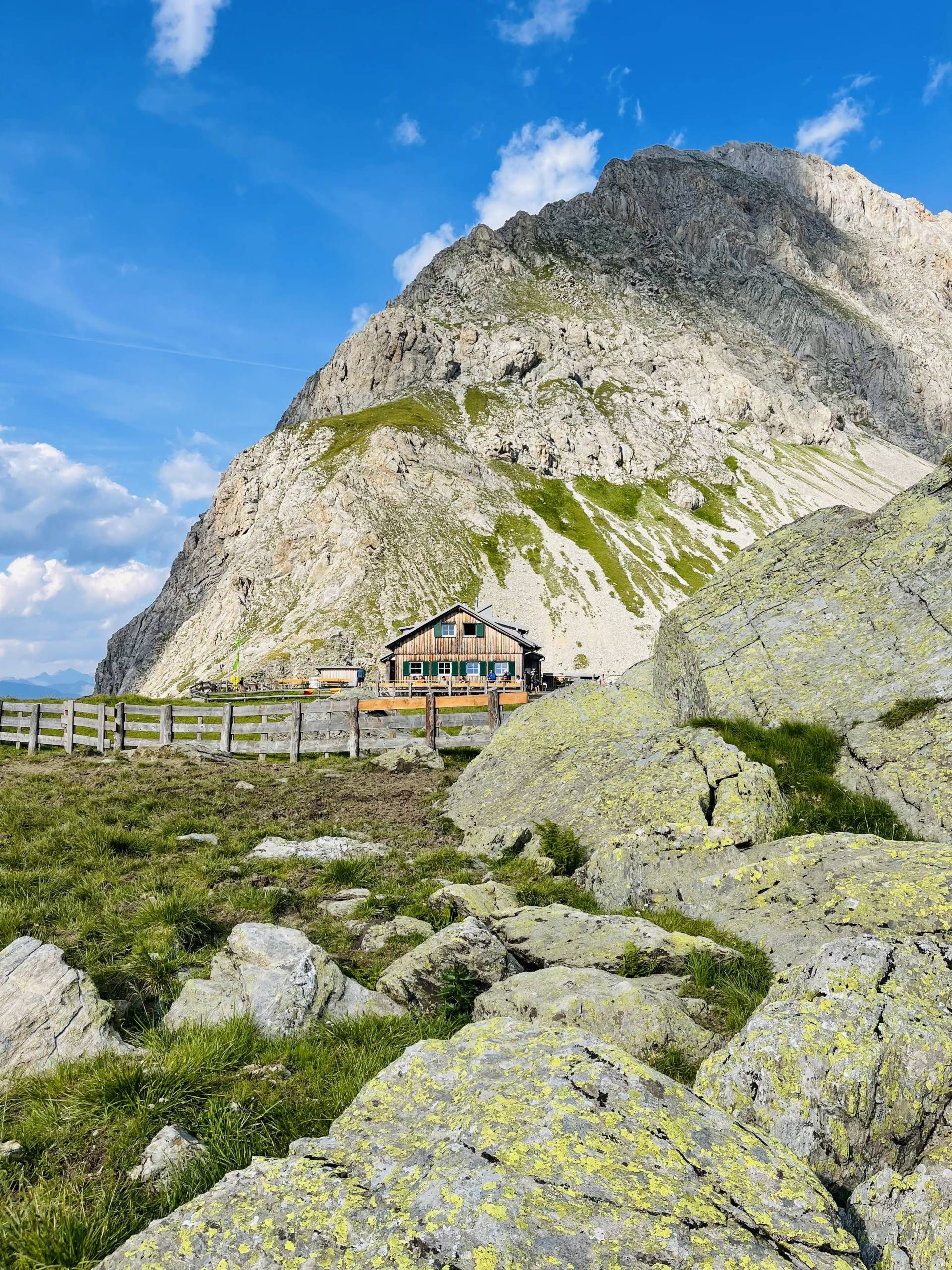 Die Obstansersee-H&uuml;tte ist ein Beispiel f&uuml;r herausragende Kontinutit&auml;t, diese wird schon seit 30 Jahren durchgehend vom P&auml;chterpaar Bodner gef&uuml;hrt. Foto: Alpenverein/Verena Helminger