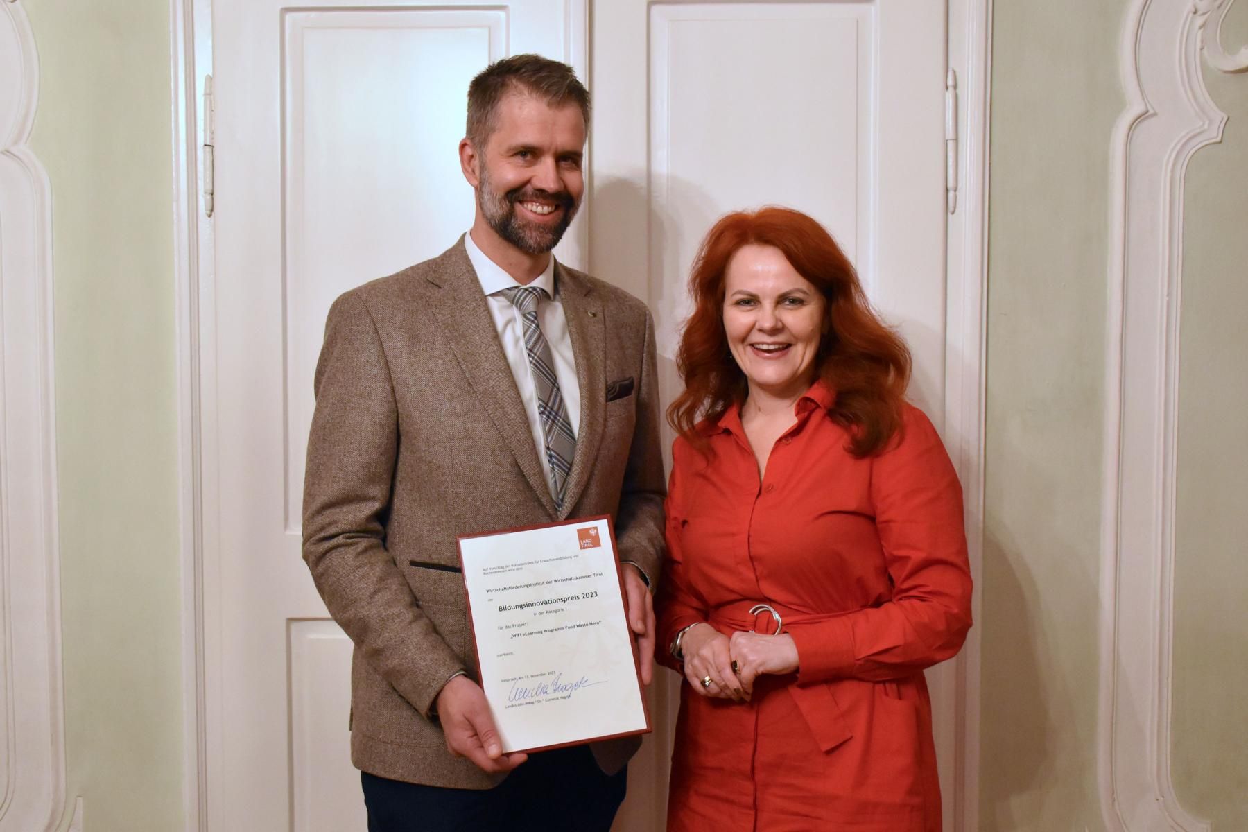 LRin Hagele &uuml;berreicht Nobert Sch&ouml;pf den Bildungsinnovationspreis (Kategorie I) f&uuml;r das Projekt &bdquo;WIFI eLearning Programm Food Waste Hero&ldquo;. Foto: Land Tirol/Krepper
