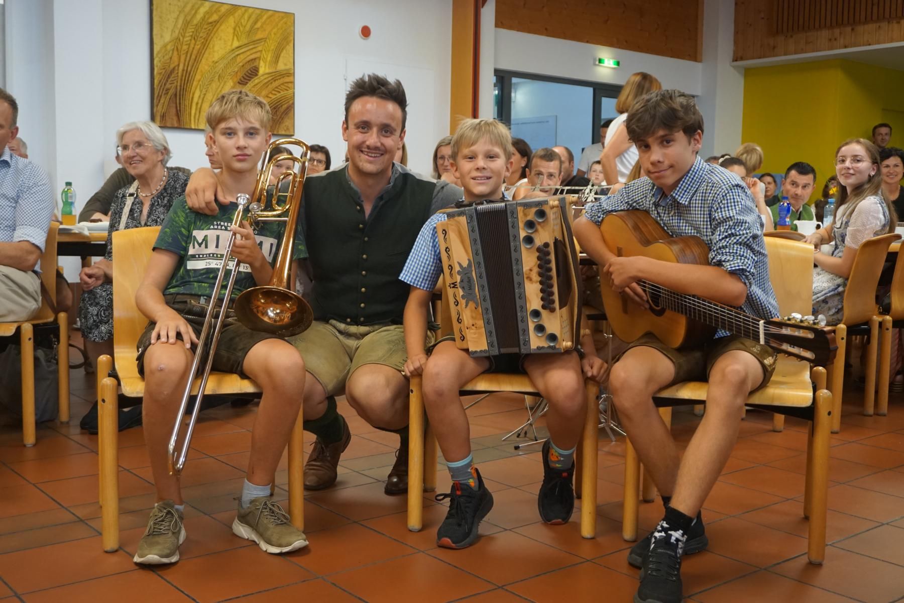 Junge Volksmusikanten David Brandst&auml;tter, Benjamin und Felix Fuchsberger (v.l.) mit Referent Elias Mader, BA.  Foto: Magdalena Pircher