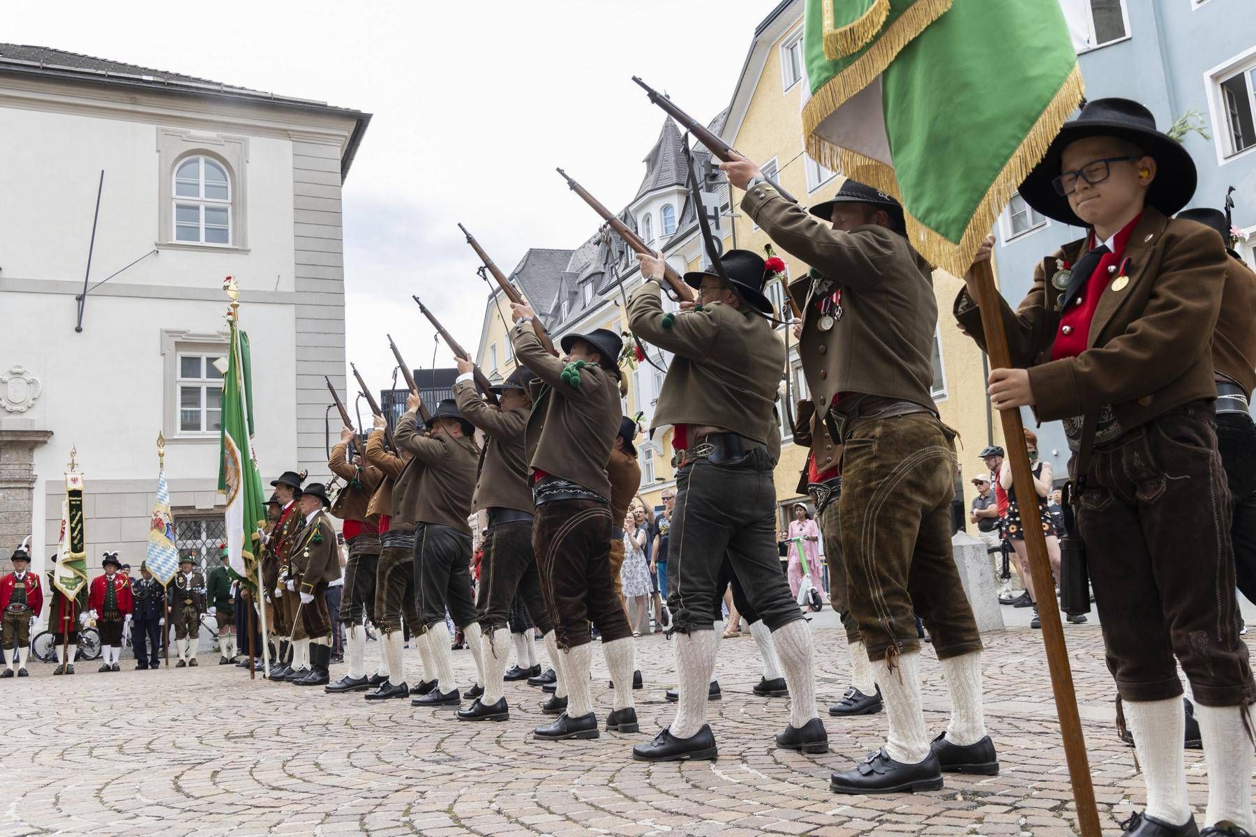 Landes&uuml;blicher Empfang vor der Jesuitenkirche mit der Sch&uuml;tzenkompanie Amras, der Musikkapelle Amras-Innsbruck und Abordnungen der Tiroler Traditionsverb&auml;nde.