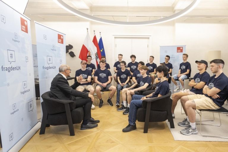 Frag den LH: Sch&uuml;ler der PHTL Lienz beim Landeshauptmann