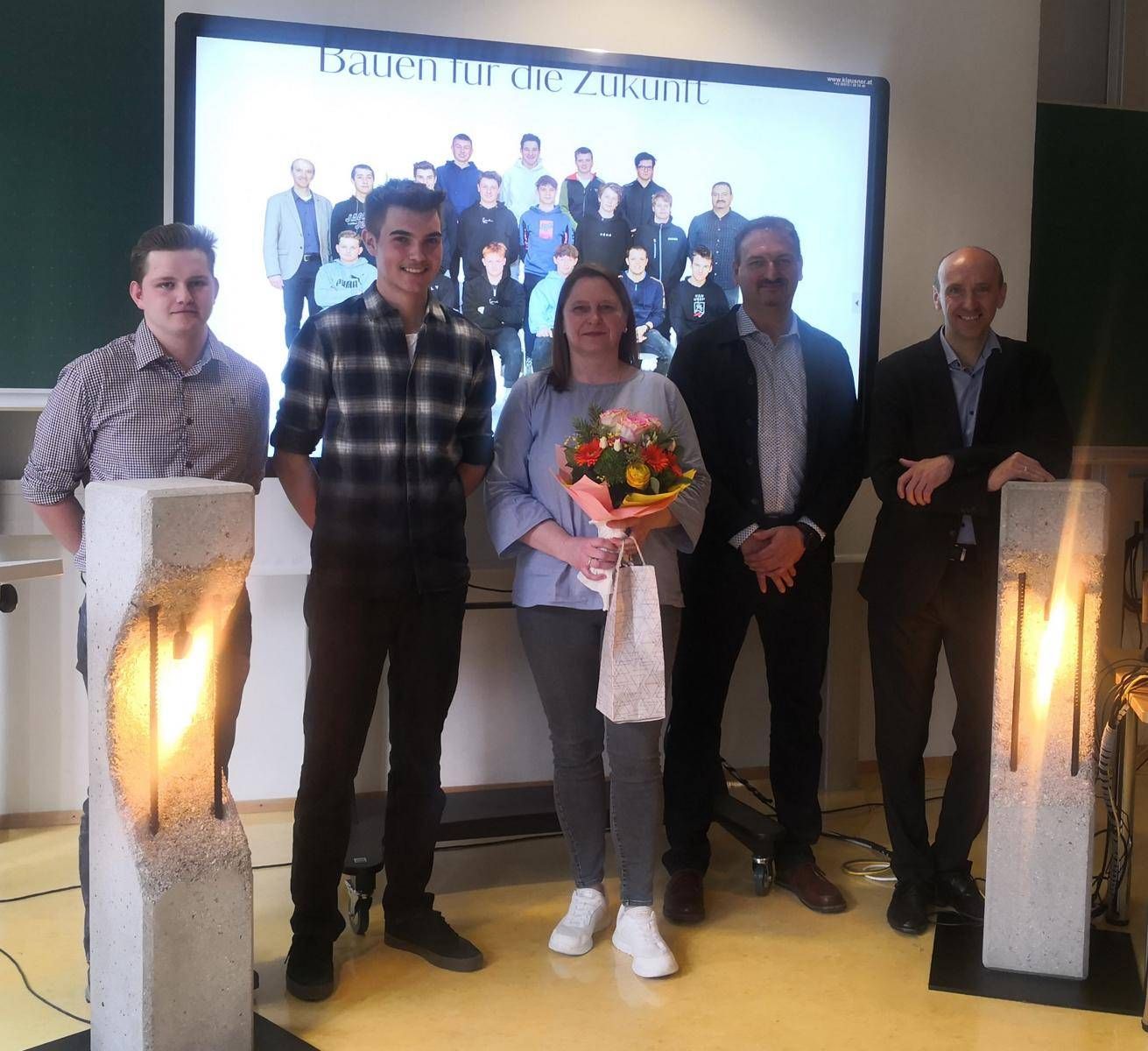 Marco Hatzer und Theodor Viertler &uuml;berreichten der Deutschlehrerin Margarita Ram-Wallensteiner, dem KV Stefan Theresiak und dem Direktor Klaus Oberegger (v.l.) einfallsreiche Geschenke.