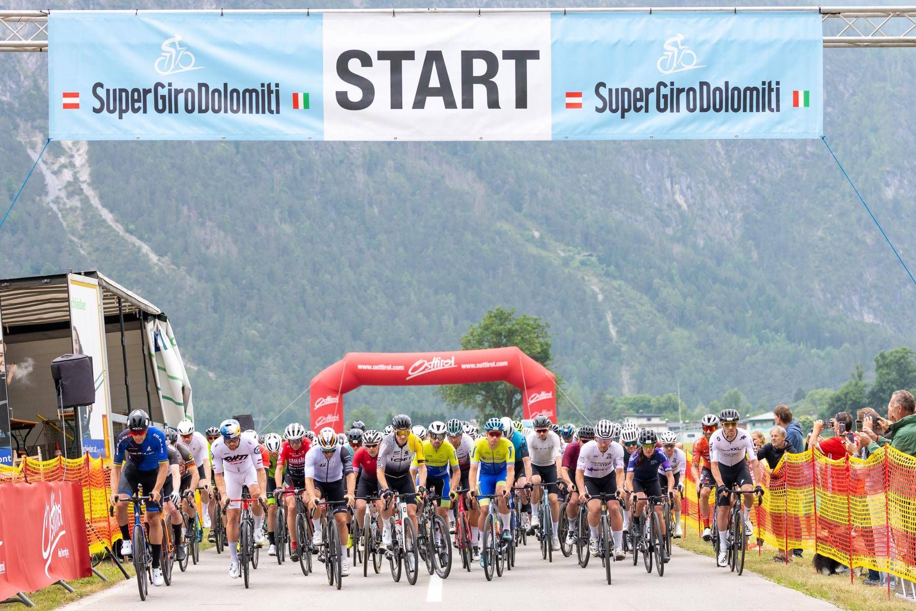Start zum SuperGiroDolomiti 2025 (c) Expa Pictures