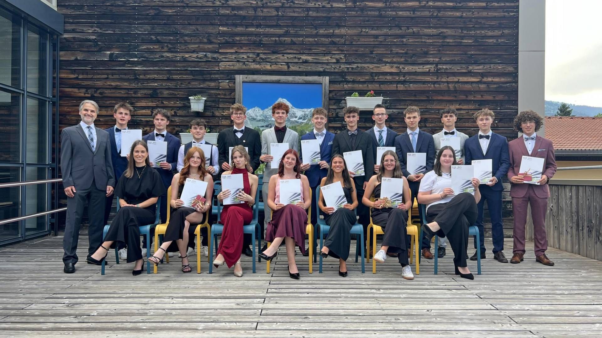 1. Reihe (vlnr): Prof. Daniela Wurzer, Madlen Stich, Ronja Kerschbaumer, Lisa F&uuml;rhapter, Sara Rauchegger, Laura Leiter, Raphaela Ebner.
2. Reihe: Direktor Josef Pretis, Fabio Lo Piccolo, Kilian Kollnig, Felix Neumayer, Simon Mitteregger, Jonas Pircher, Philipp Gasser, Fabian Tiefnig, Michael Wilhelmer, Bernhard Zeindl, Lukas Loipold, Elias Bachmann, Julian Gammerer.