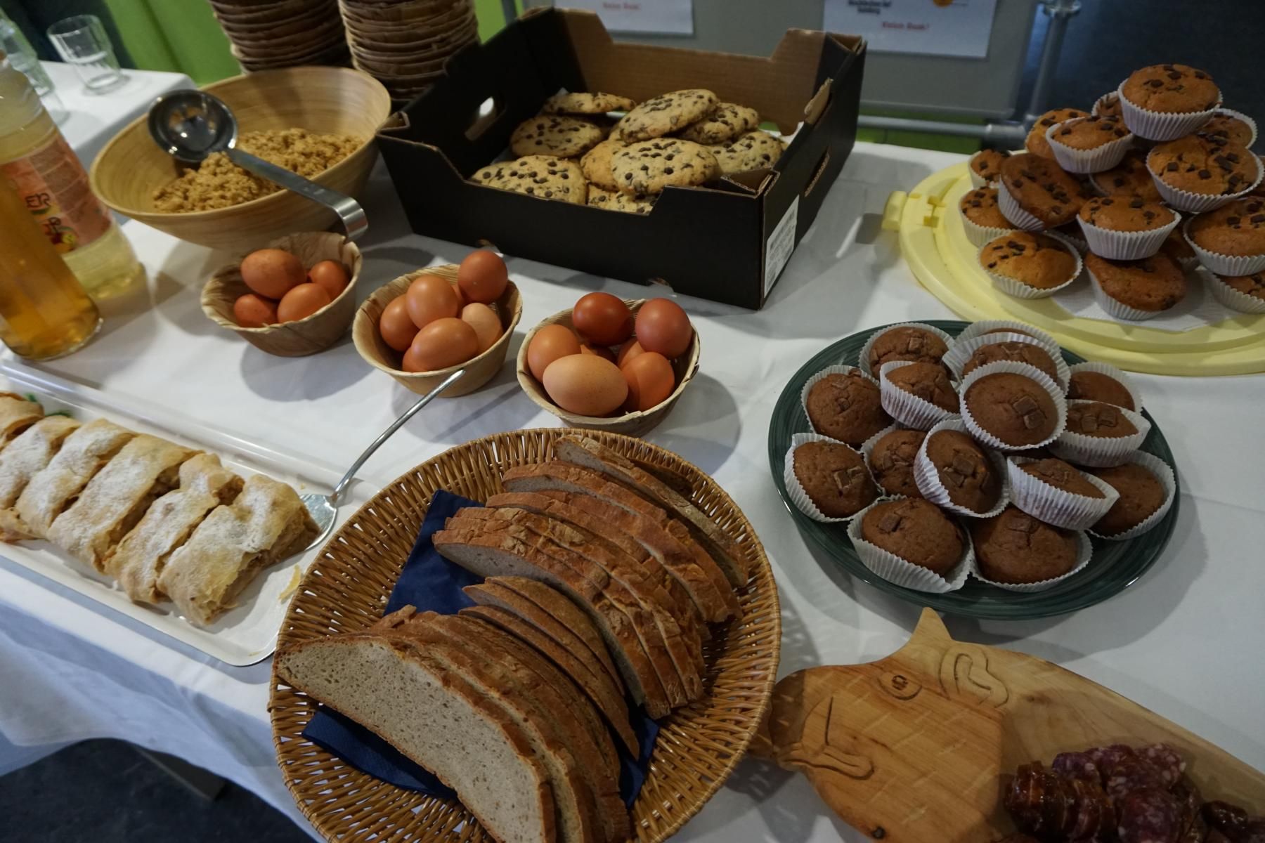 F&uuml;r den s&uuml;&szlig;en Hunger gab es selbst gebackene Cookies, Muffins, Apfelstrudel und mehr. Foto: Magdalena Pircher