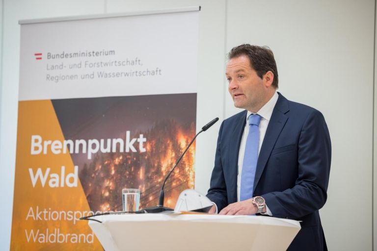 BM Totschnig pr&auml;sentiert Waldbrand-Aktionsplan 