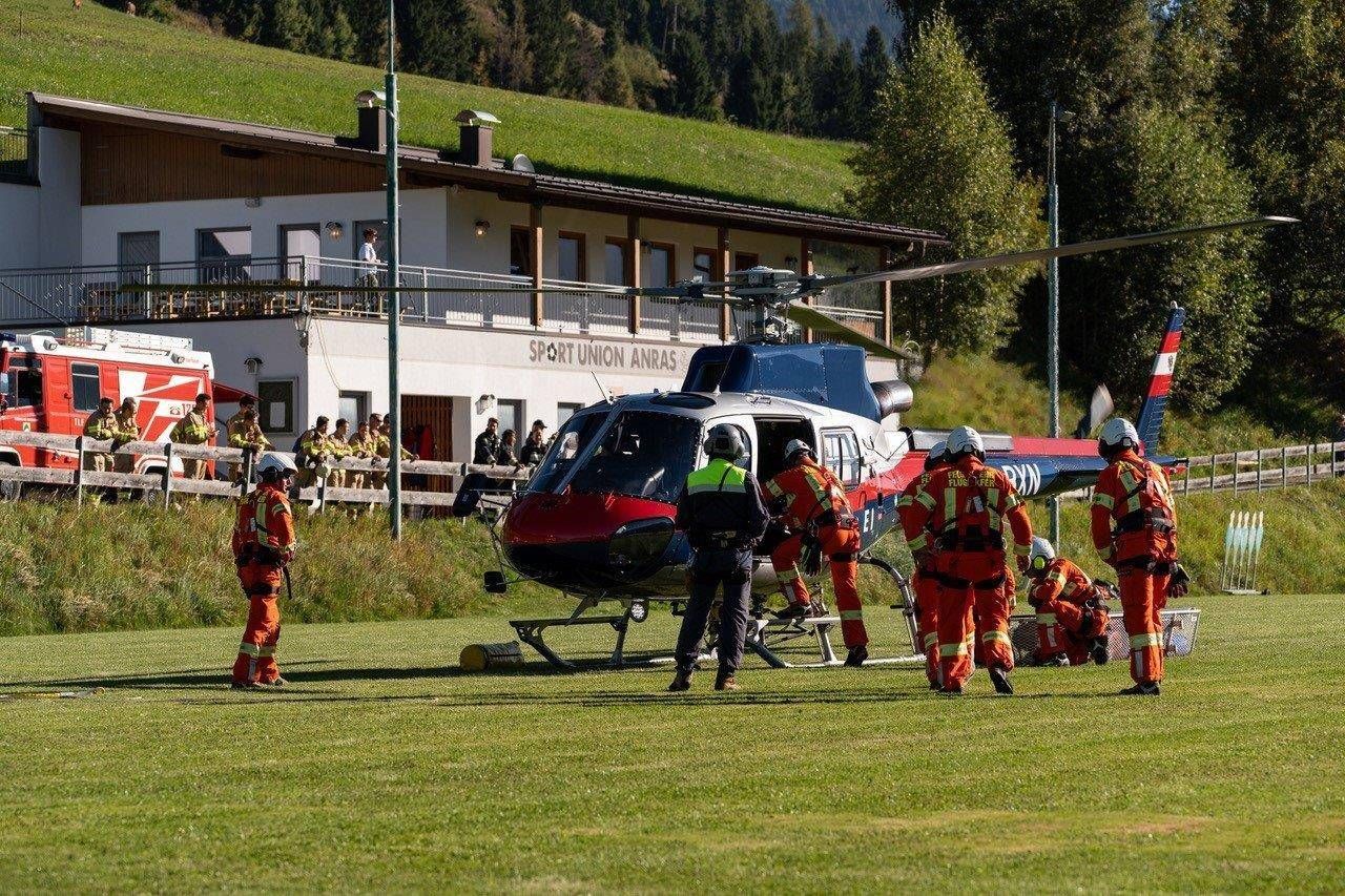 Im Fokus der &Uuml;bung stand der koordinierte Einsatz von Hubschraubern und Bodenkr&auml;ften &uuml;ber L&auml;ndergrenzen hinweg. Foto: Feuerwehr Anras/Simon Kofler