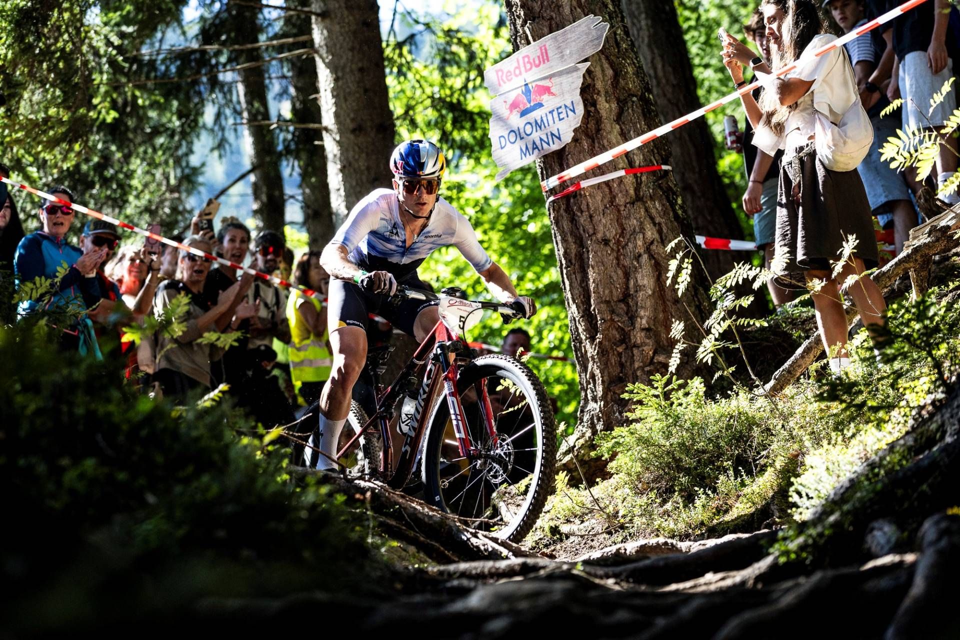 Nach mehrj&auml;hriger Pause sorgte Anton Palzer beim Red Bull Dolomitenmann 2026 f&uuml;r Begeisterung und wurde von den zahlreichen Zuschauern und Fans lautstark angefeuert. 
Foto: Matthias Heschl | Red Bull Contentpool