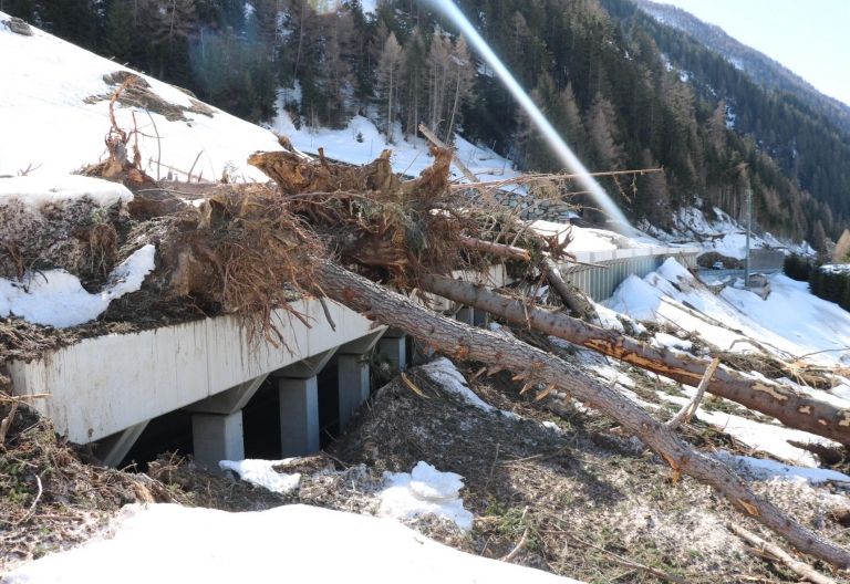 Felbertauernstra&szlig;e: Aufr&auml;umen nach Lawinenwinter