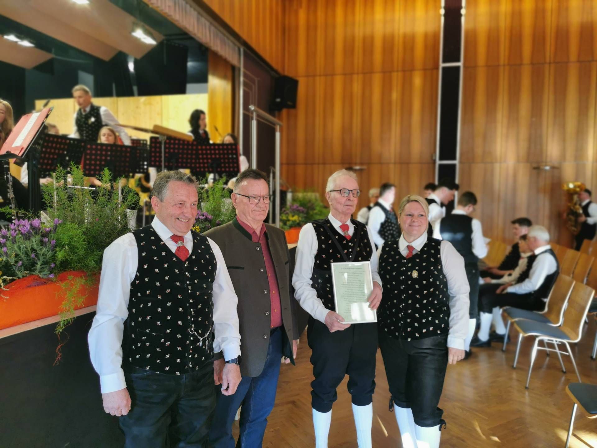 V. l.: Michael Tiefnig (Obmann), Erich Hartlieb (ehem. Kassier), Siegbert Unterd&uuml;nnhofen (Gr&uuml;ndungsmitglied), Claudia Strau&szlig; (Kapellmeisterin). Foto: TK Greifenburg