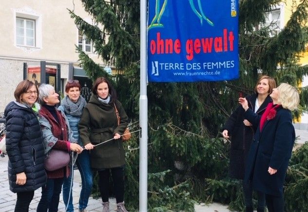 Fahne gegen Gewalt an Frauen und M&auml;dchen in Lienz gehisst
