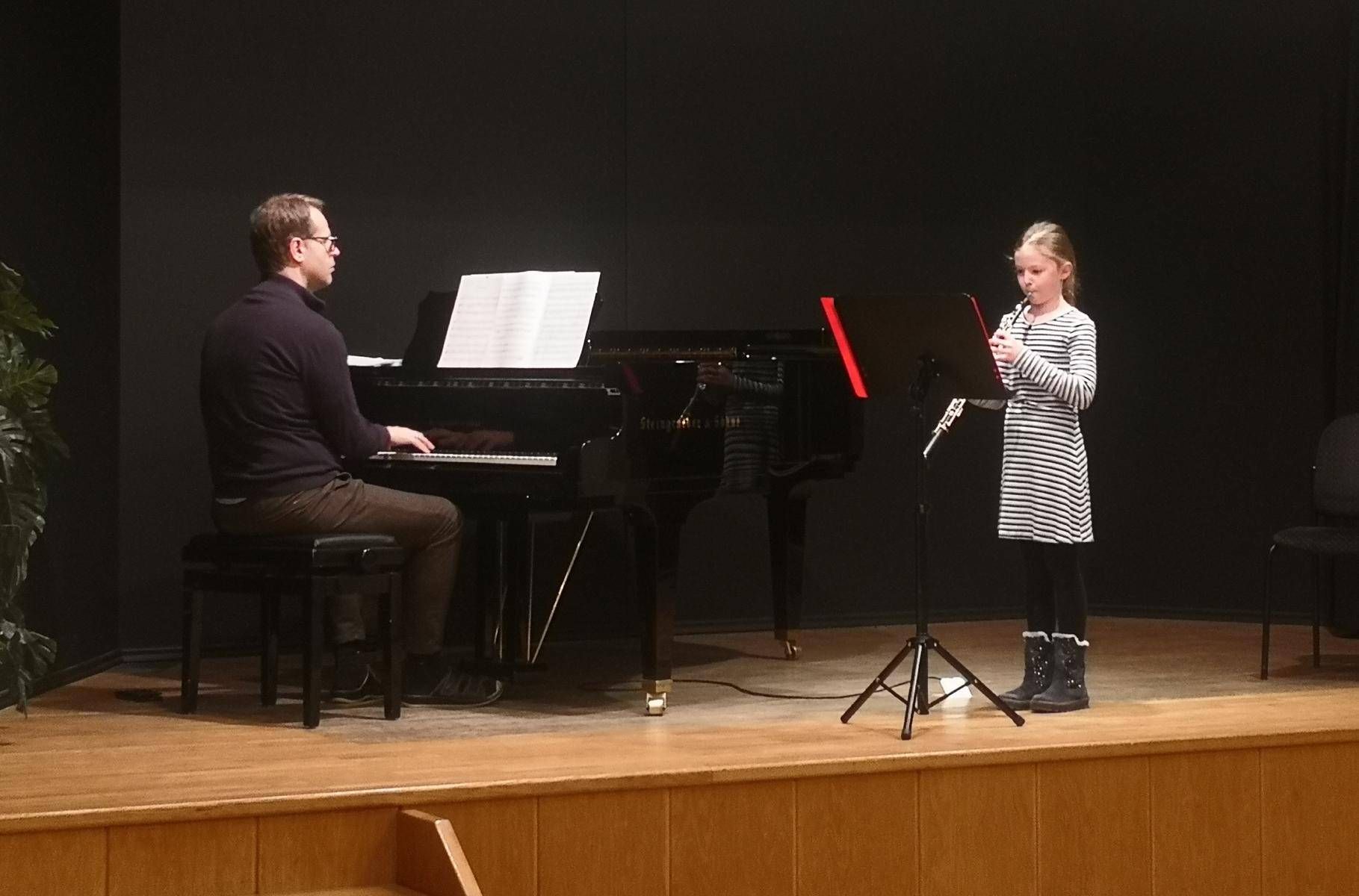 Auch die Oboe ist beim Wettbewerb vertreten. Am Bild die zehnj&auml;hrige Laura Weiler und Korrepetitor Alois Wendlinger