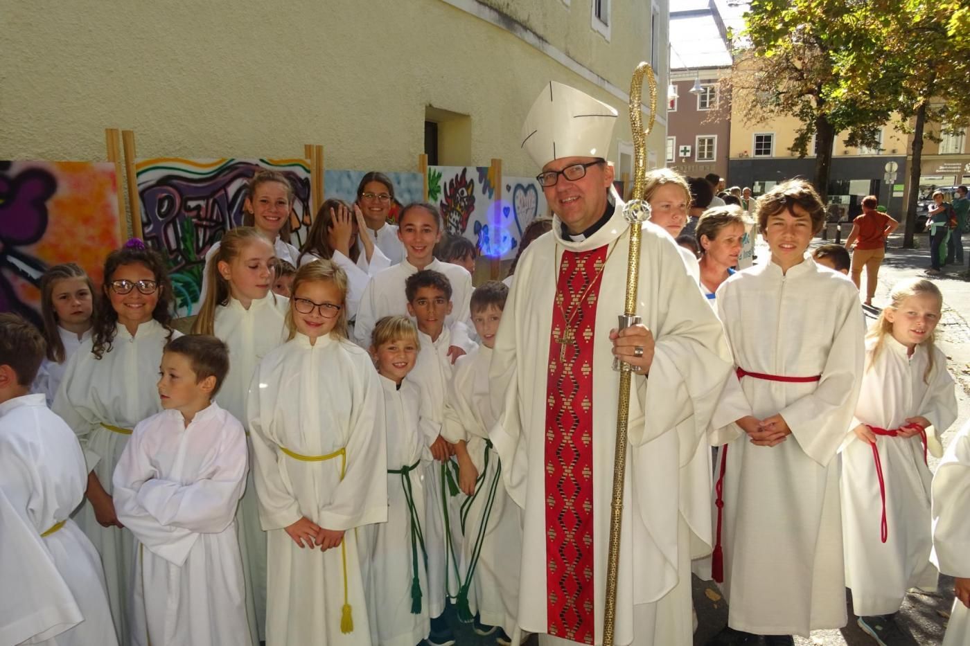 Auf dem Weg zum Festgottesdienst. Foto: Di&ouml;zese Ibk/Webhofer