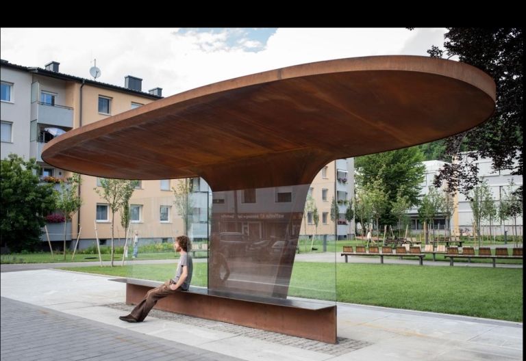 Osttiroler Kunstwerk ziert K&auml;rntner Bushaltestelle