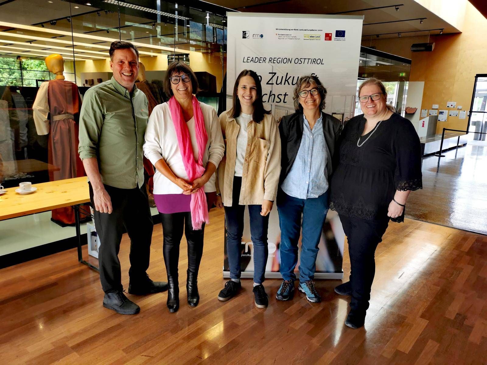 Christof Schett (Osttiroler Kulturnetzwerk), Claudia Moser (Museum Aguntum), Tamara Gander (INNOS), Silvia Prock (Leiterin der Jungen Uni) und Manuela Gritzer (INNOS), Foto: Artinger