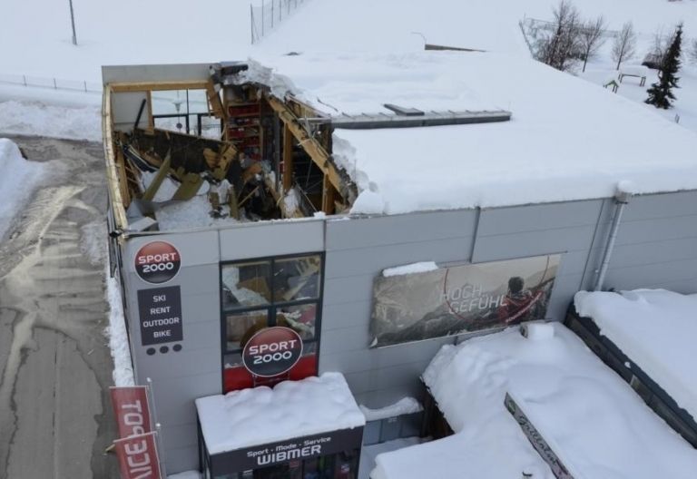 Dach des Matreier Sportgesch&auml;ftes komplett eingest&uuml;rzt