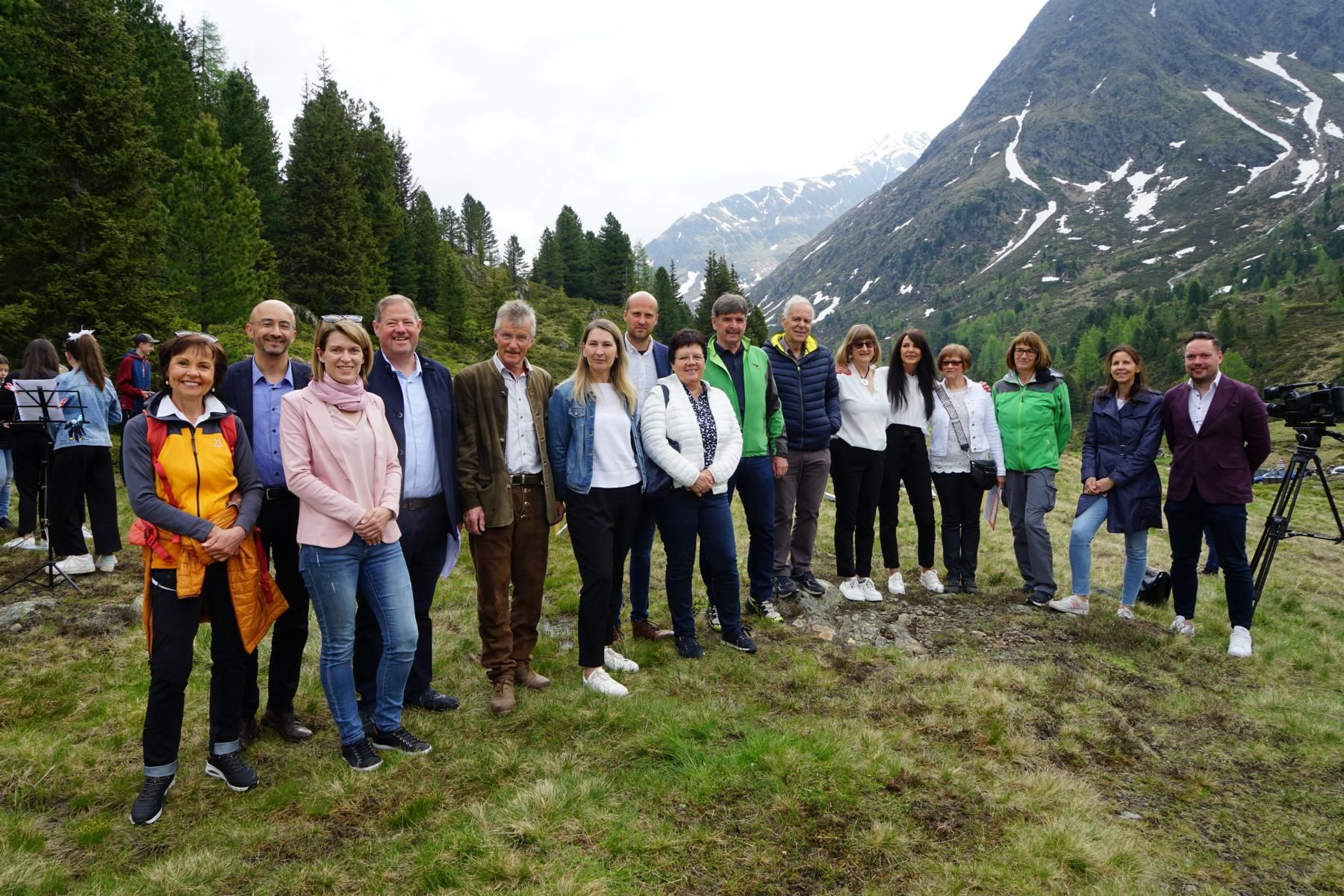 Zahlreiche Entscheidungstr&auml;ger und Vertreter von Institutionen waren zum Abschlussfest des Projektes &bdquo;Grenzen &uuml;berwinden &ndash; Steine ins Rollen bringen&ldquo; am Stallersattel gekommen. Foto: Schulcluster Defereggental