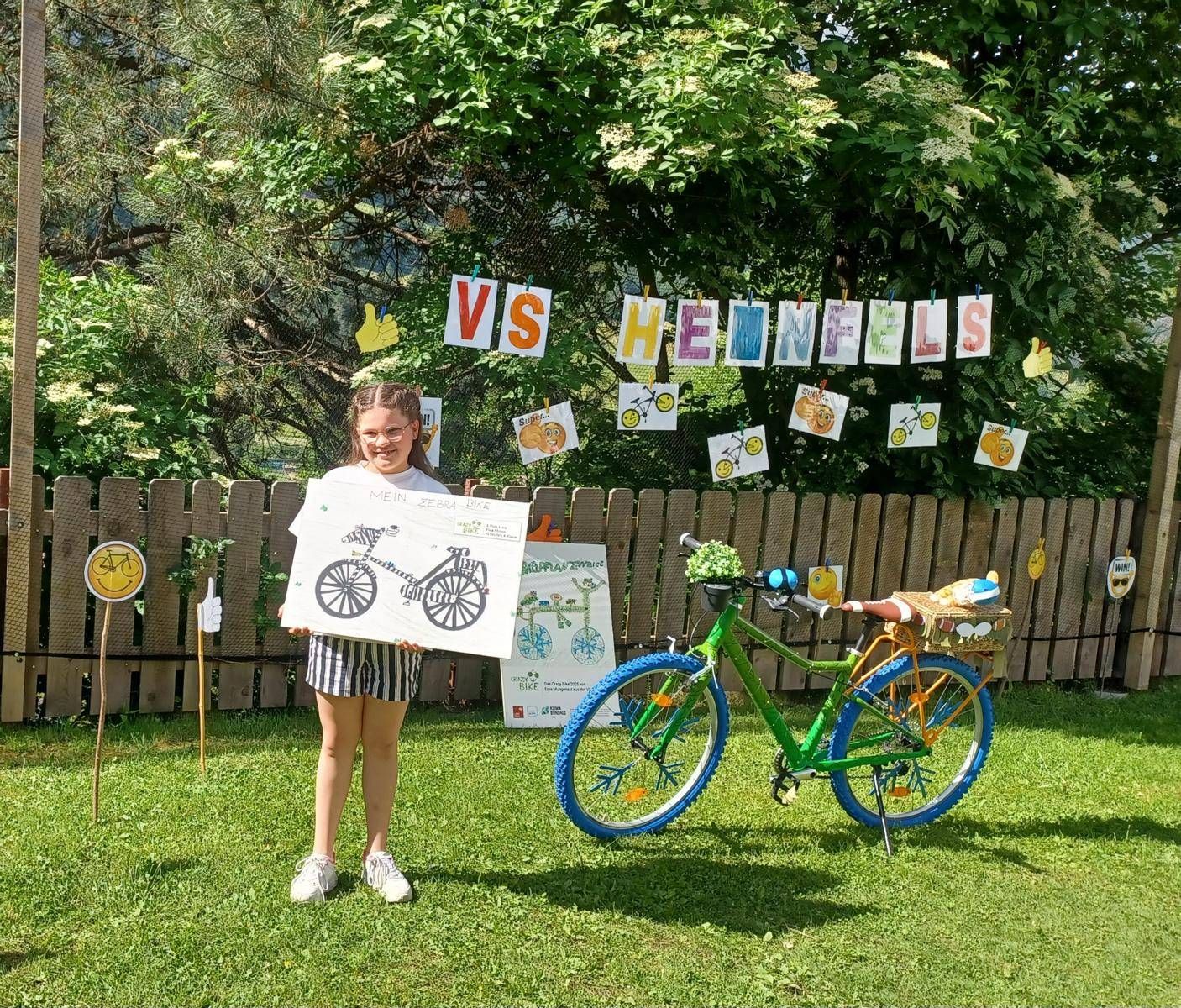 Klara A&szlig;mayer schaffte mit ihrem "Zebra Bike" den 3. Platz. Im Bild rechts - das nachgebaute Rad der Landessiegerin aus Nordtirol