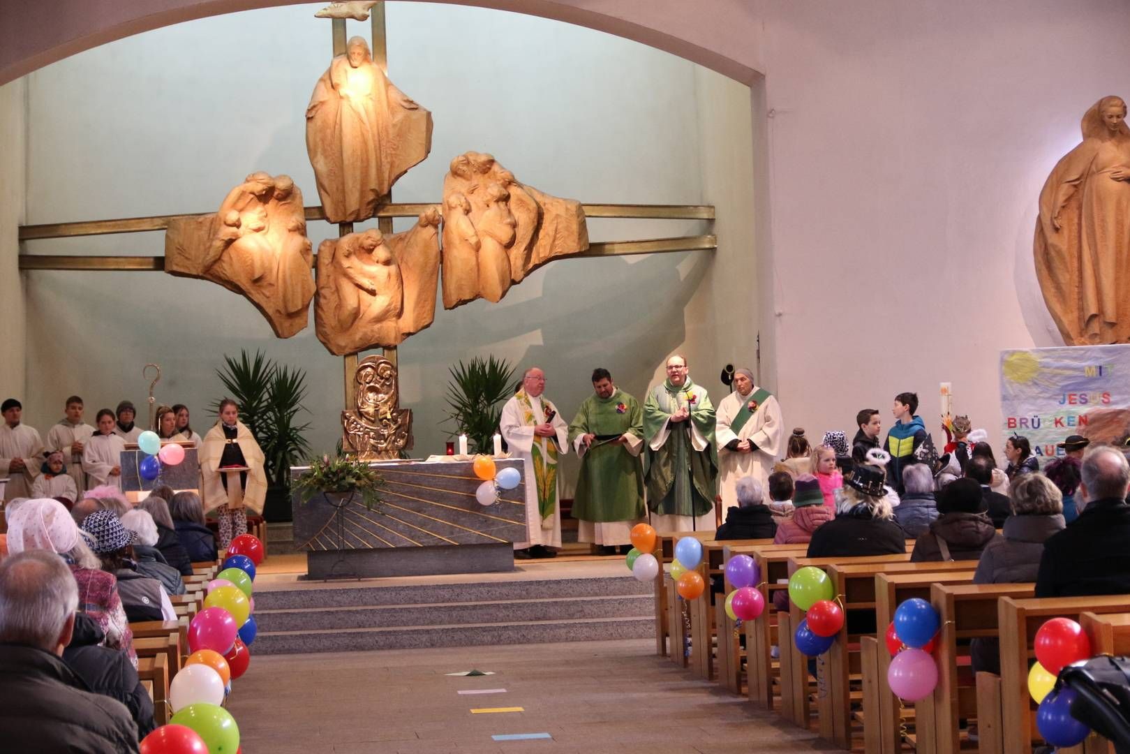 Auch der Kirchenraum war faschingsm&auml;&szlig;ig geschm&uuml;ckt. Foto: Pfarre Hl. Familie