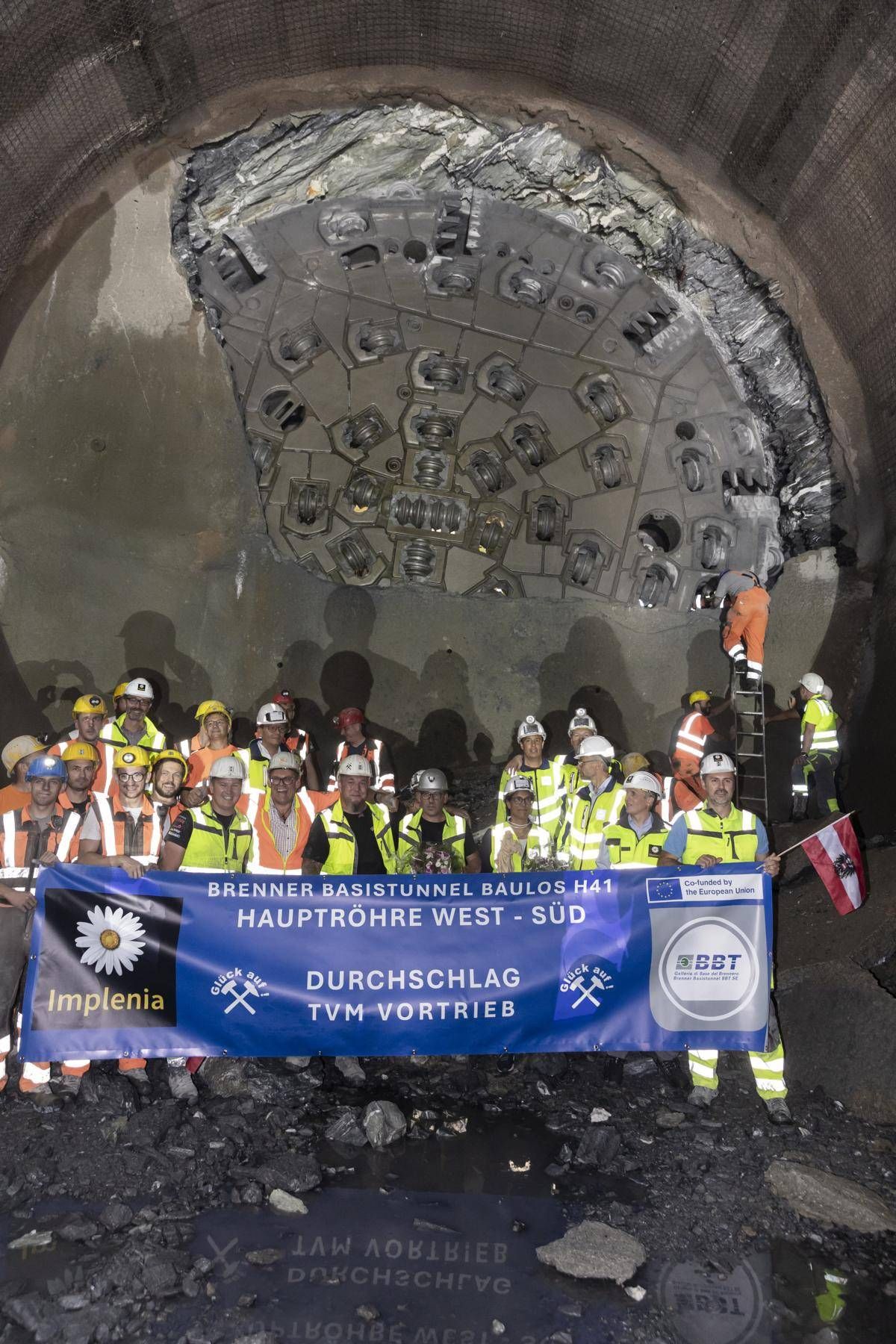 Die Freude &uuml;ber den gelungenen TBM-Durchbruch ist bei den Tunnelbauarbeitern gro&szlig;, Foto: BBT SE  / Alan Bianchi