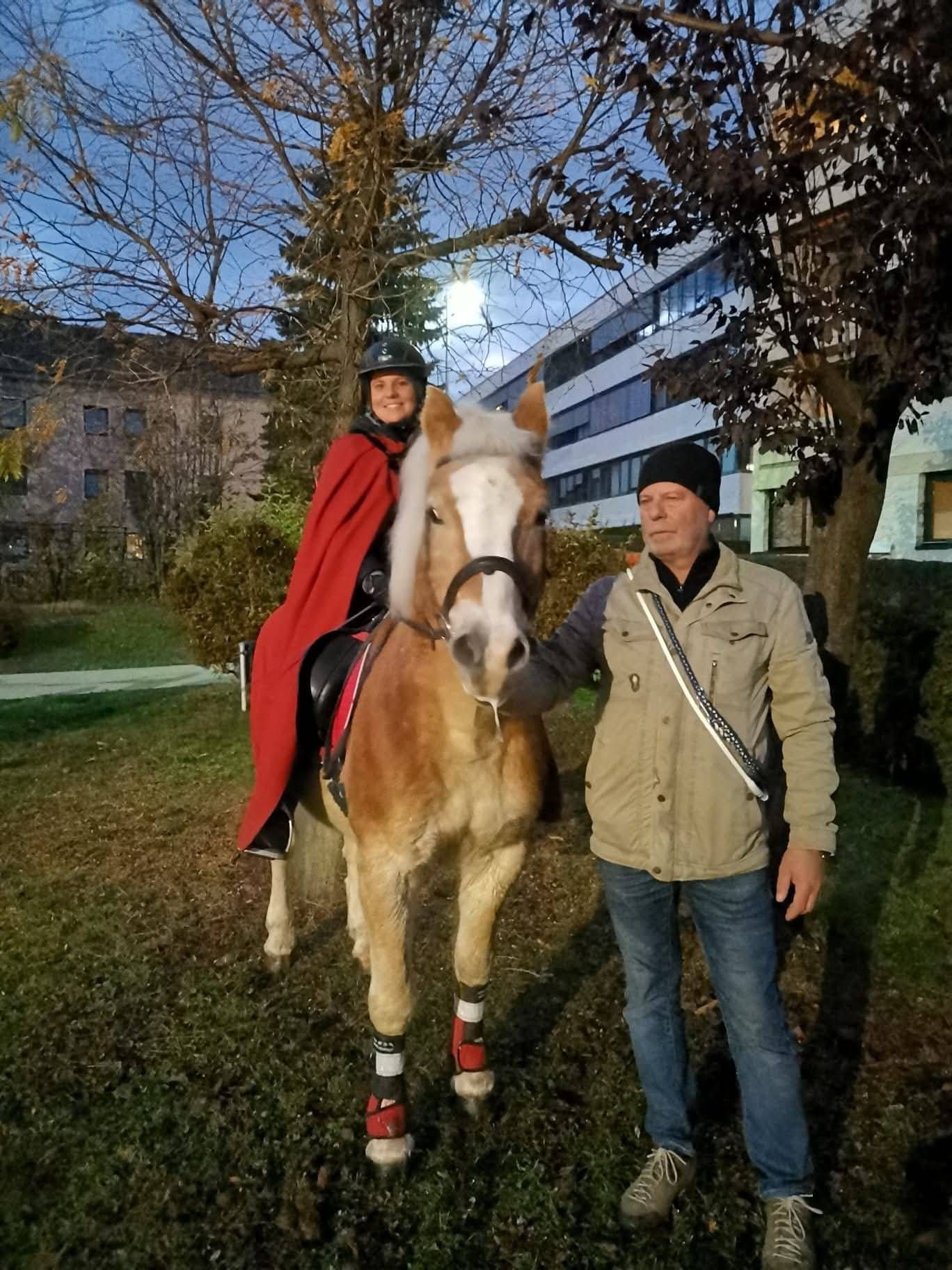 Die beliebten Laternenumz&uuml;ge, oft begleitet von einem als r&ouml;mischen Soldat verkleideten Reiter auf einem Pferd, gehen auf die Lichterprozession nach Tours zur&uuml;ck. Foto: Heilige Familie