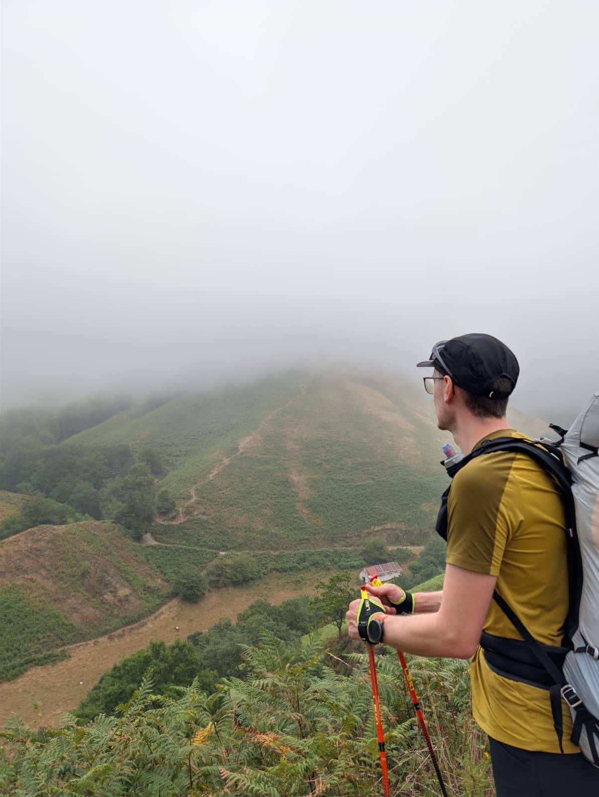 25 Kilometer Nebel statt Fernsicht &ndash; daf&uuml;r aber angenehmes Wanderwetter: Die Sonne zeigte sich erst kurz vor dem Biwakplatz.
&emsp;