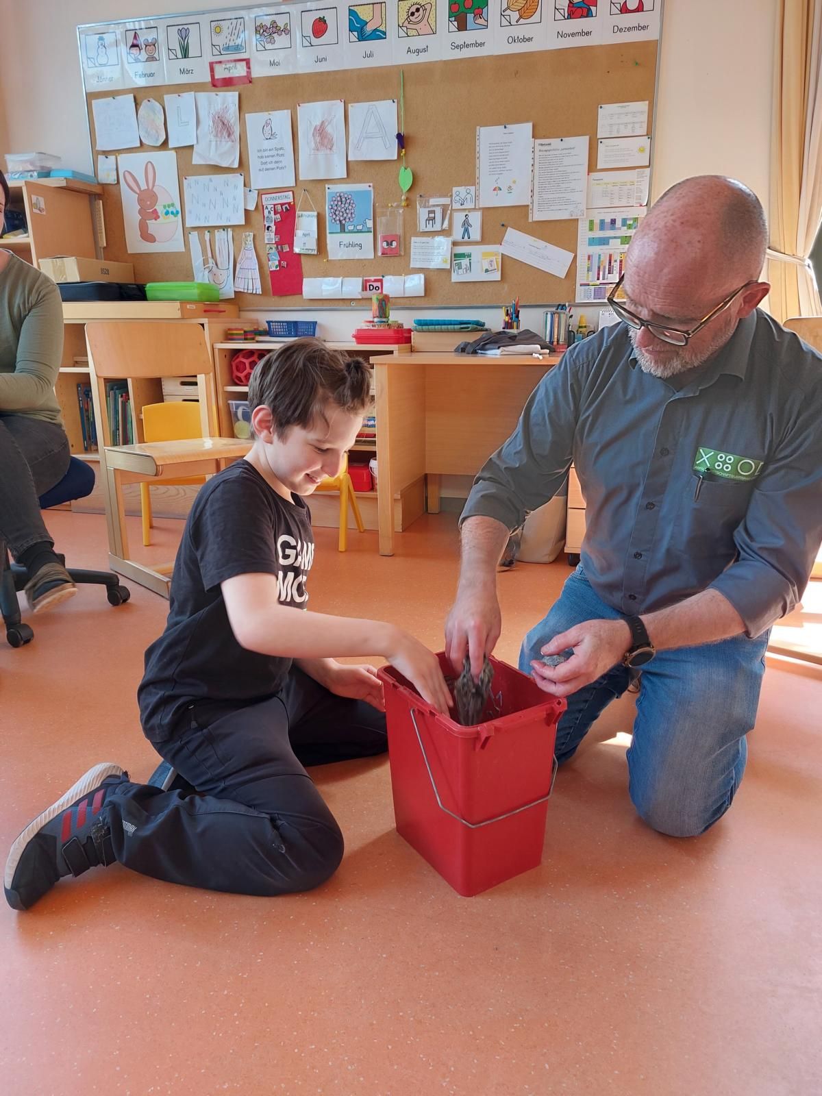 Umweltberater Gerhard Lusser und Magnus beim Papier-Recycling