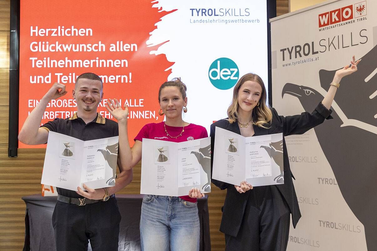Joline Fast (Mitte) holte sich den Sieg beim TyrolSkills Landeslehrlingswettbewerb des Tiroler Handels vor Sebastian Radelic (l.) und Katharina Kaponig (r.). Foto: WK Tirol / Die Fotografen