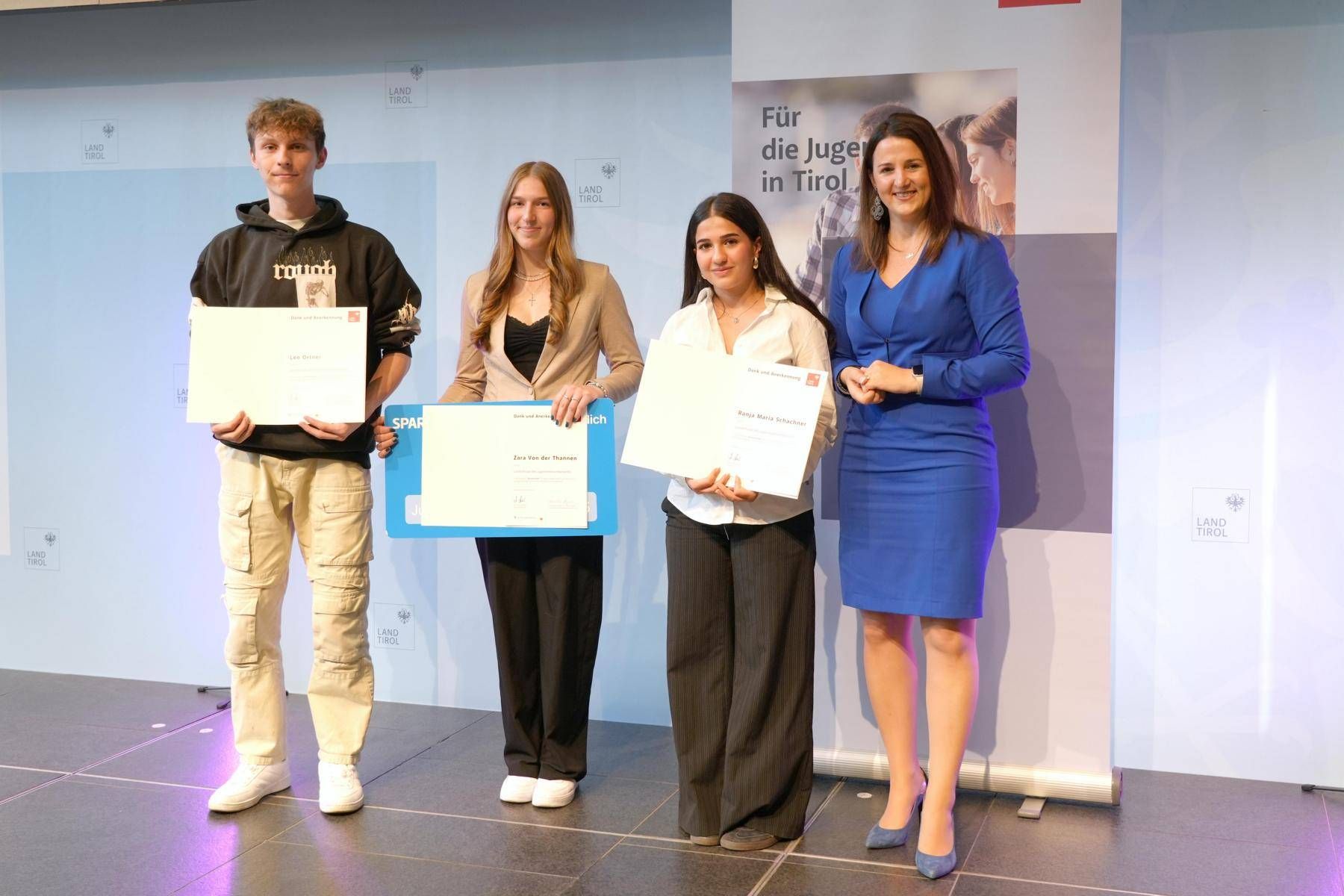 LRin Astrid Mair (rechts) mit den GewinnerInnen aus der Kategorie "Spontanrede" von links: Leo Ortner, Zara von der Thannen und Ranja Maria Schachner Foto:  Land Tirol/Dominik