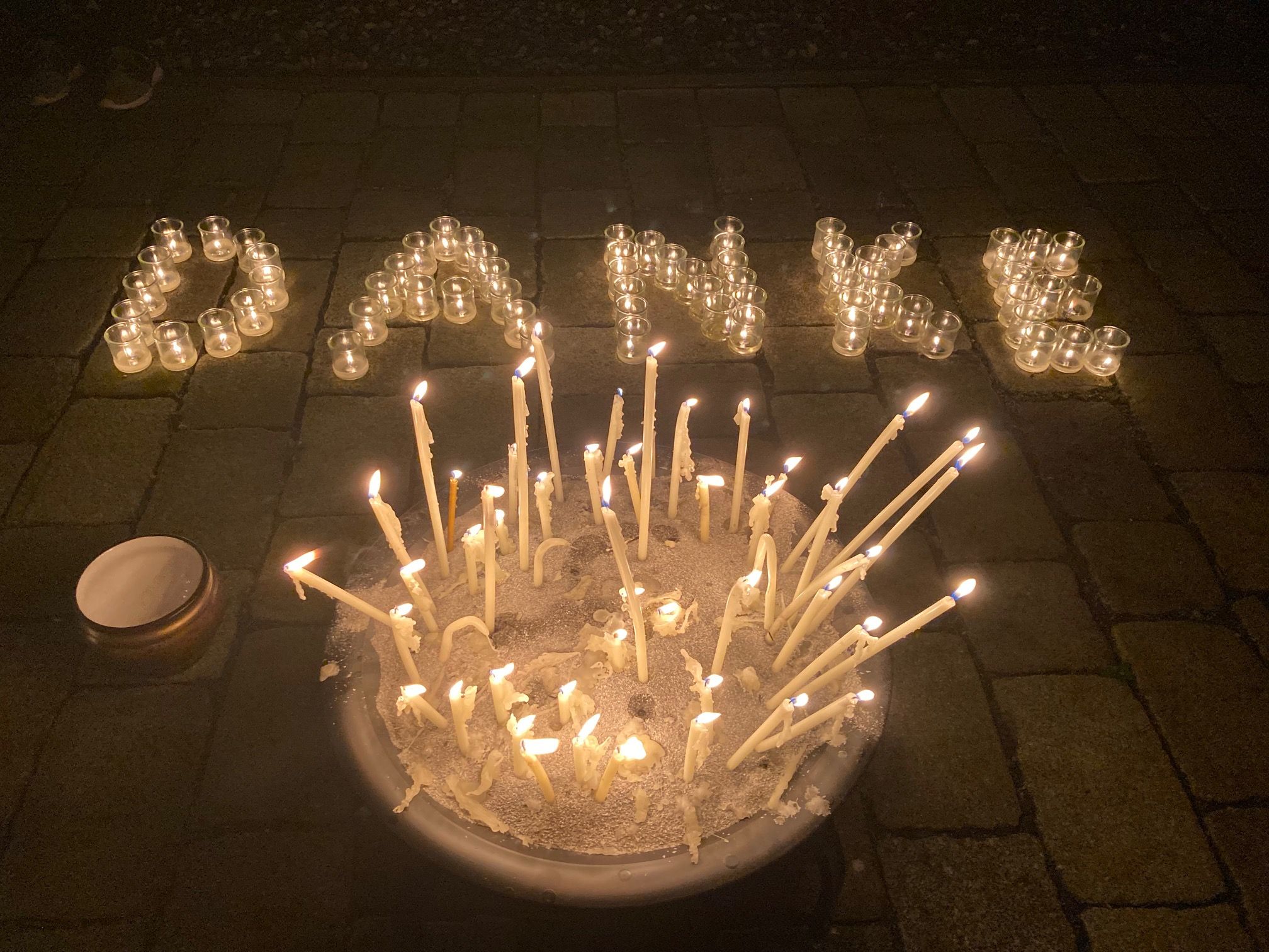 Weit mehr als 1000 Lichter haben die vielen HelferInnen angez&uuml;ndet. Foto: Stangl