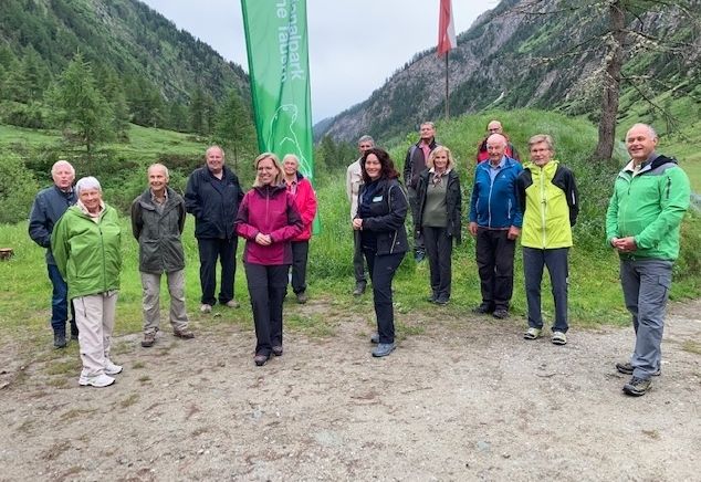 Ministerin Gewessler wanderte mit NPHT-Zeitzeugen