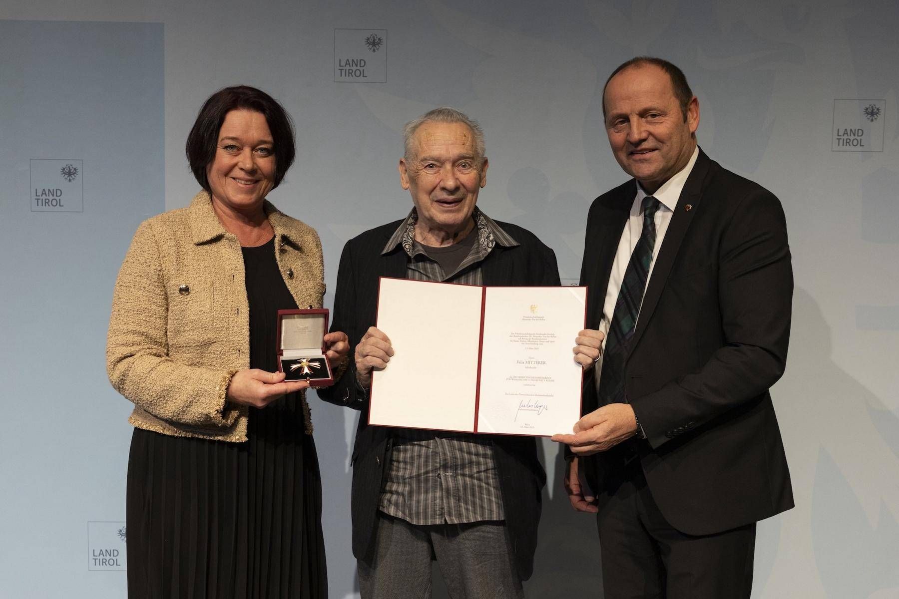 Der bekannte Tiroler Schriftsteller Felix Mitterer erhielt das &Ouml;sterreichische Ehrenkreuz f&uuml;r Wissenschaft und Kunst I. Klasse. Foto: Land Tirol/Sedlak