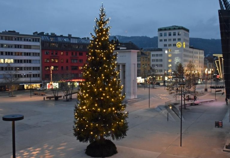 Christbaum aus Kitzb&uuml;hel erleuchtet Landhausplatz