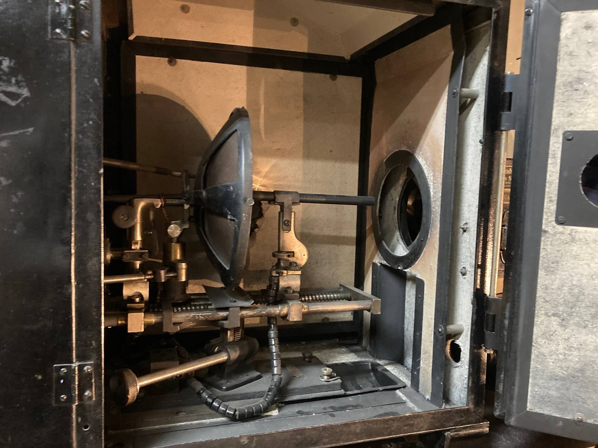 Blick ins Innere der Filmmaschine, in der mit Kohlest&auml;ben Licht erzeugt wurde. Foto: Stangl