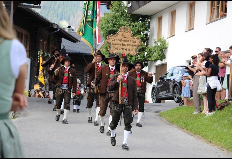 Hunderte Trachtentr&auml;ger bei Brauchtumsfest in Obertilliach