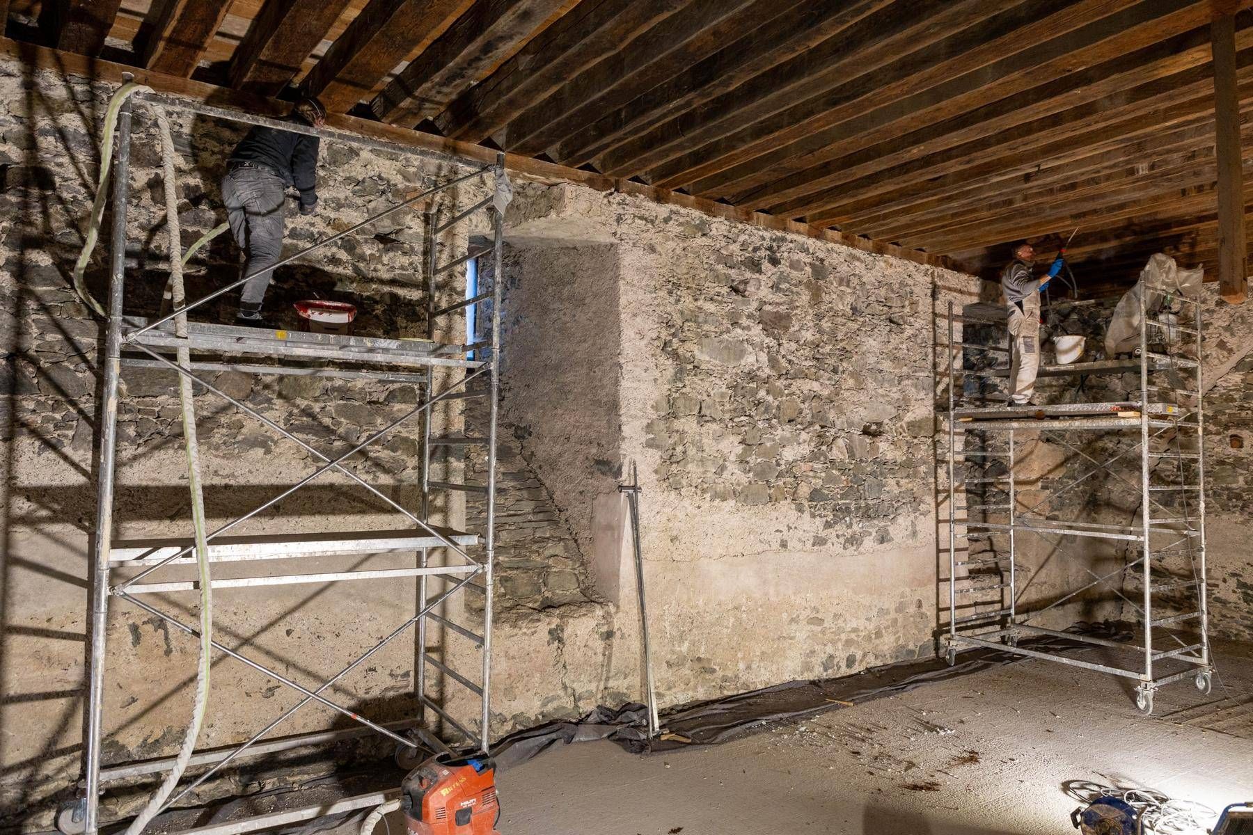 Restauratoren reinigen und konservieren die Oberfl&auml;chen in der zuk&uuml;nftigen Burgtaverne.