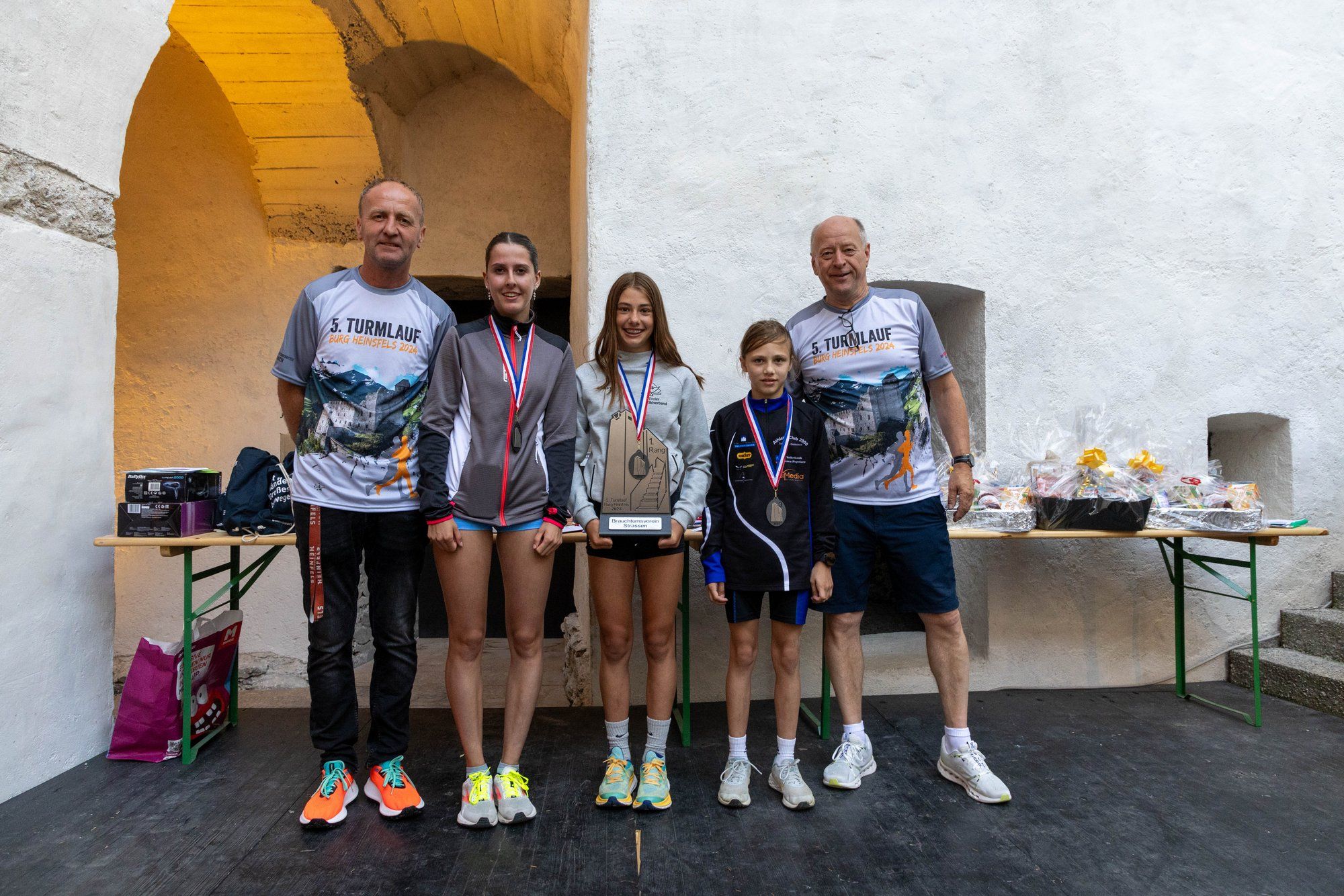 Die schnellsten Damen: Peter-Paul Kofler (Brauchtumsverein Strassen), Fabiola Fortschegger (2.), Lorena Plankensteiner (schnellste L&auml;uferin, 1. Platz), Laura Steinwandter, Frank G&uuml;nl (Intersport G&Uuml;-Sport). Foto: Peter Leiter